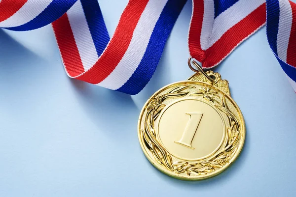 Goldmedaille Platz Mit Schleife Auf Hellblauem Hintergrund Das Konzept Von — Stockfoto