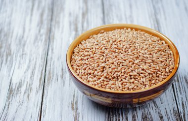 Bir tabak içinde ham tahıl