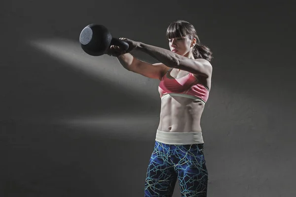 Esportista exercitando com kettlebell — Fotografia de Stock