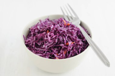 Mor lahana turşusu ile kase üzerinde çatal