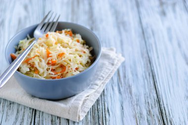 Masa üzerinde duran lahana turşusu ile kase