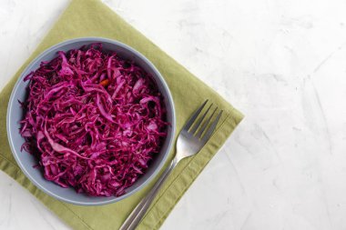 Çatal ve kumaş üzerine lahana turşusu