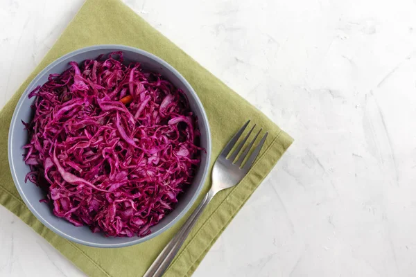 Çatal ve kumaş üzerine lahana turşusu