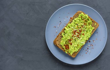 Biber ve kopya alanı ile ezilmiş avokado tost