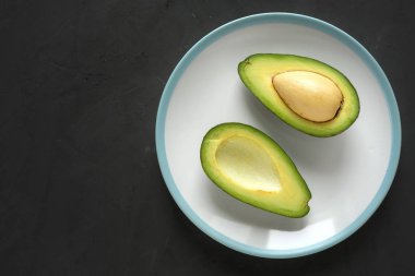 Yeşil avokado kopya alanı ile plaka üzerinde ikiye böldüm