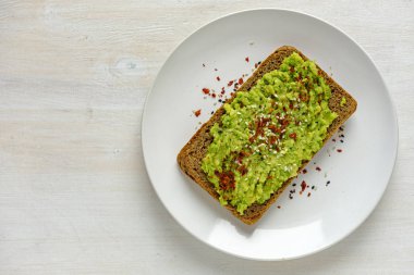 Biber ve kopya alanı ile ezilmiş avokado tost
