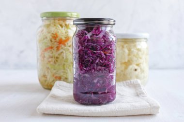 Peçete ve lahana turşusu ile kavanoz