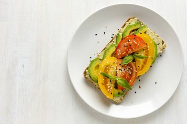 Avokado ve domates ekmek kopya alanı ile plaka üzerinde