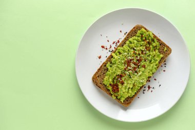 Biber ve kopya alanı ile ezilmiş avokado tost