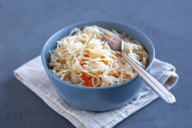 Masa üzerinde duran lahana turşusu ile kase