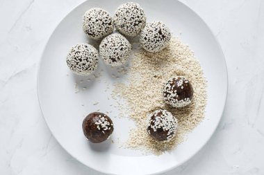 Enerji topu susam plaka üzerinde