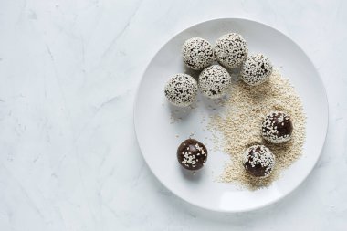 Enerji topu susam plaka üzerinde