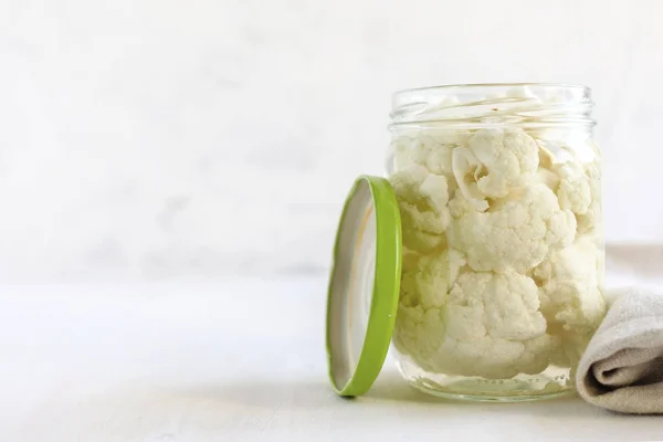 Tarro de coliflor fermentada en servilleta —  Fotos de Stock