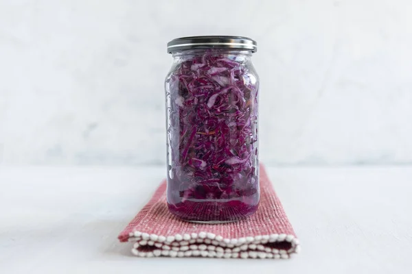 Σφραγισμένο βάζο με μοβ λάχανο — Φωτογραφία Αρχείου