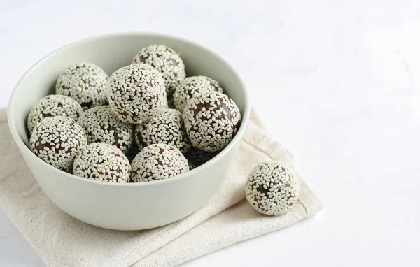 Lezzetli enerji topları ile kase