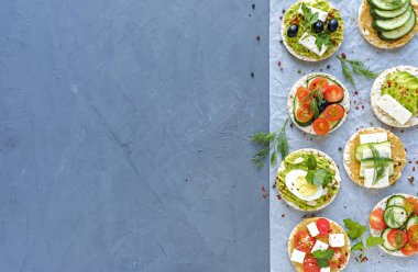 Lezzetli mezeler taze sebze, peynir ve mavi bir arka plan üzerinde kenarlık kopya alanı ile düzenlenmiş otlar ile seçim