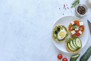 Domates, salatalık, beyaz peynir ve haşlanmış yumurta bir sınır taze malzemelerle kopya alanı ile mavi oluşturan otlar ile süslenmiş ile çeşitli lezzetli meze porsiyon