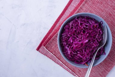 Çatal ve nefis bir kase yukarıda fermente lahana mor kumaş arka tarafında yalan