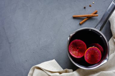 Malzemelerle kopya alanı ile gri tabloda yukarıdan izlendi mulled şarap ile pan. Tarifi kavramı