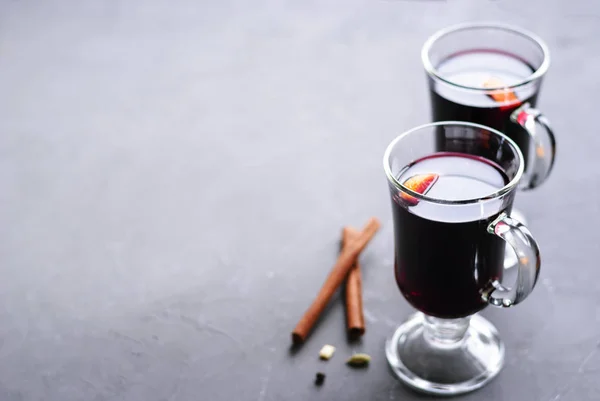 Dois Copos Vinho Quente Com Palitos Laranja Canela Vistos Close — Fotografia de Stock