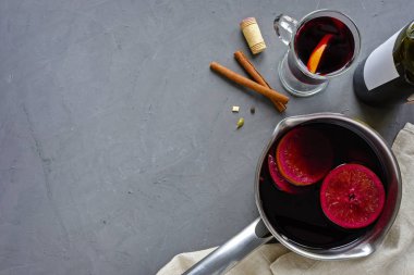 Pan, cam ve şarap şişesi, tarifi kavramı kopya alanı ile gri tablo yüzeyinde yukarıdan izlendi için mulled şarap arka plan