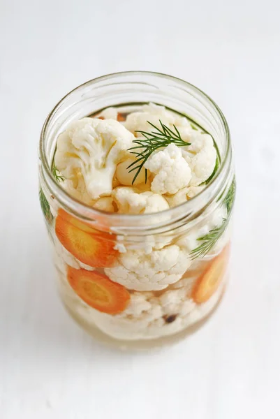 Dall Alto Colpo Vaso Aperto Cavolfiore Fermentato Con Aneto Carota — Foto Stock