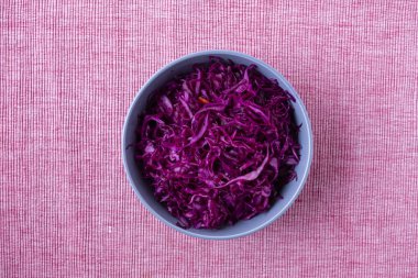 Nefis bir atış kase yukarıda fermente lahana mor kumaş arka tarafında yalan