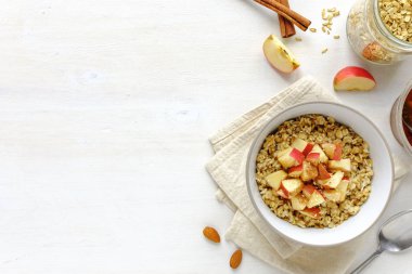 Yulaf ezmesi beyaz tablo karşı apple ile düz yatıyordu görünümü