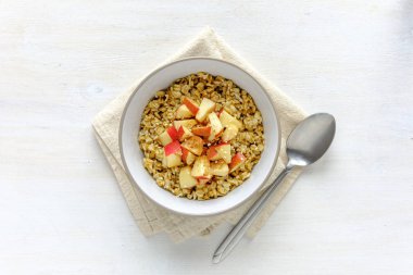 Yulaf ezmesi kase beyaz tablo karşı apple ile düz yatıyordu görünümü