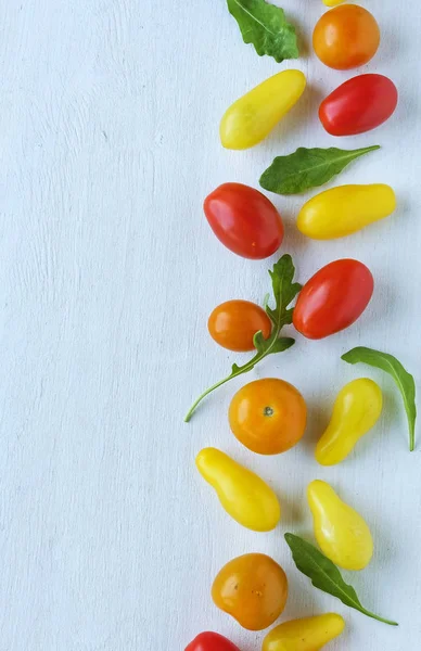 Row Yellow Red Tomatoes Green Chicory Leaves Arranged Straight Vertically — Stock Photo, Image