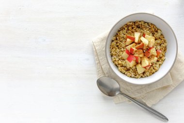 Yulaf ezmesi kase beyaz kopya alanı tabloyla karşı apple ile düz yatıyordu görünümü