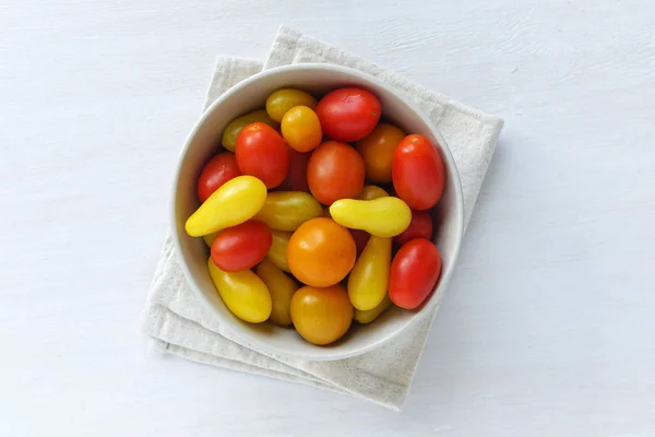 Bol Rond Céramique Blanche Tomates Rouges Jaunes Maison Sur Torchon — Photo