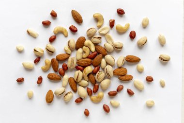 Beyaz badem, fıstık, yer fıstığı, fıstık ve düz yatıyordu bir natürmort yukarıdan görüntülenen kaju fıstığı ile çeşitli kavrulmuş ve ham fındık dağınık