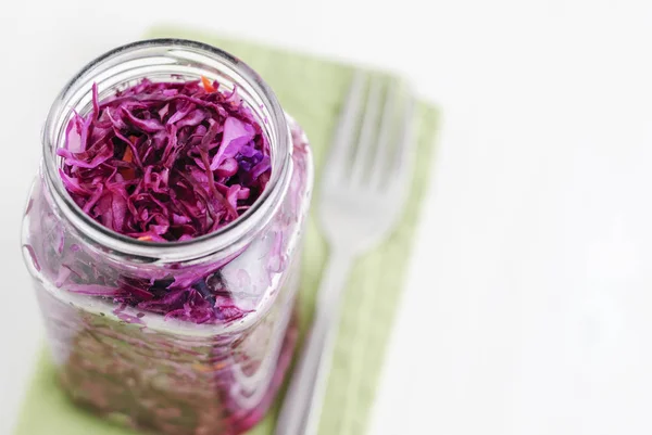 Cima Tiro Frasco Vidro Com Chucrute Roxo Perto Garfo Guardanapo — Fotografia de Stock