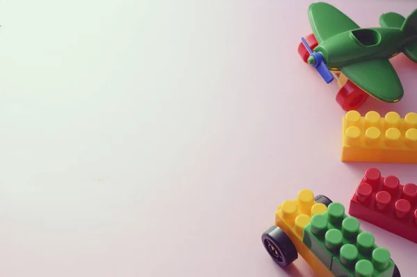 Frontiera Colorati Giocattoli Bambini Plastica Con Blocchi Costruzione Aereo Bianco — Foto Stock