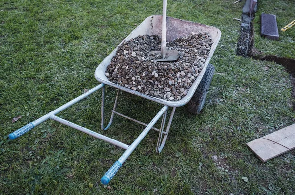 Gartenschubkarre Mit Zwei Mit Kies Und Schaufel Gefüllten Rädern Von — Stockfoto
