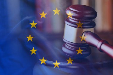 Yakın çekim AB bayrağı ile görüntülenebilir mahkeme tokmak grev. Tam çerçeve arka plan kavramı