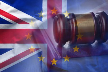 İngiltere ve Avrupa Birliği örtüşen bayrakları arka plan üzerinde closeup tokmak