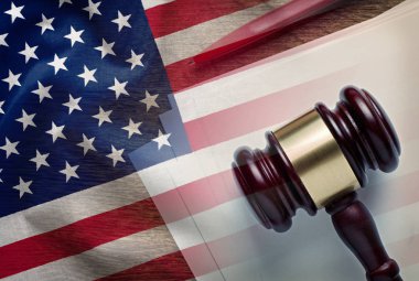 Amerika Birleşik Devletleri bayrağı kavramsal Amerika'da kanunun uygulanması ile overlaid kalem ile yasal bir belge üzerinde hakim tokmak