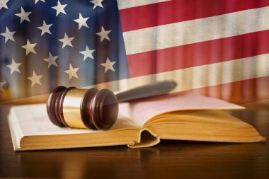 Yasa uygulama ve yargı hakim tokmak bir yasa üzerinde bir kompozit görüntü ile Amerika Birleşik Devletleri'nde Stars and Stripes ulusal bayrak karşı mahkeme salonunda yaptırın
