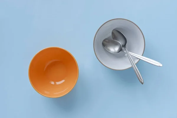 Empty Blue Orange Breakfast Dessert Bowls Spoons Blue Background Copy — Stock Photo, Image