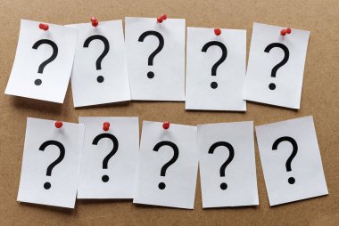 Soru işaretlerinin tek tek beyaz kartlar üzerinde basılı iki satır bir ahşap Hakları Kurulu başparmak tacks ile sabitlenmiş