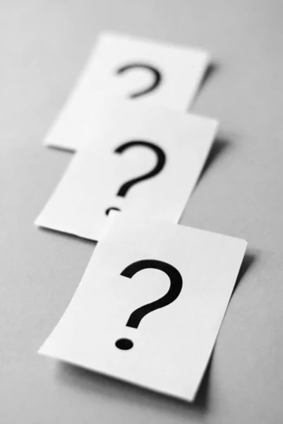 White Cards Printed Question Marks Grey Background Copy Space Queue — Stock Photo, Image