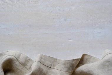 Alt keten kumaş kenarlık doğal tarafsız olarak malzeme üzerinde kopya alanı ile ahşap beyaz boyalı dokuma