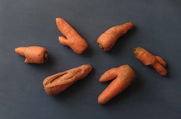 Carottes Moches Aux Formes Inhabituelles Disposées Sur Fond Gris — Photo