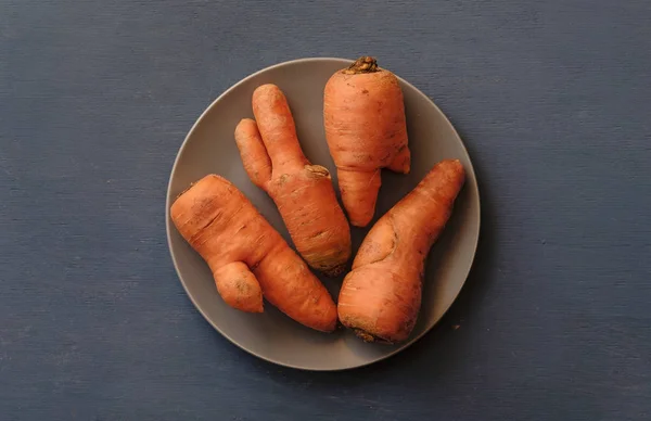 Assiette Avec Des Carottes Laides Différentes Formes Imparfaites Inhabituelles Vue — Photo