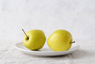 Kusurlu çirkin biçimsiz taze altın elma