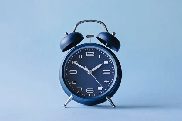 Reloj despertador azul estilo retro con campanas — Foto de Stock