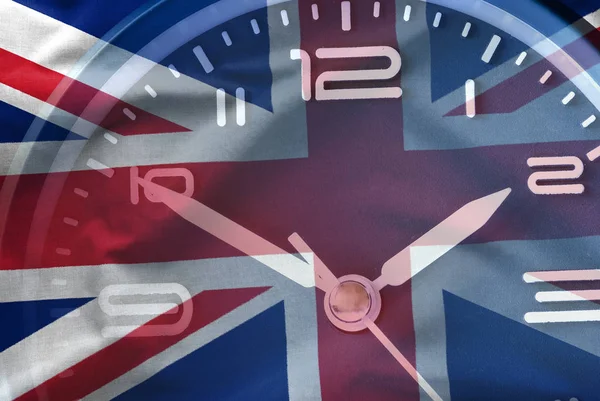 Композитное изображение британского флага и часов — стоковое фото