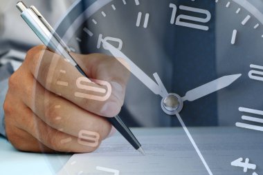 Bir süre için belgeler üzerinde çalışan iş adamı